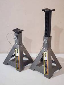 lot 84 image: Set of Larin 2-Ton Jack Stands