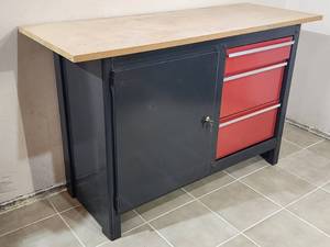 lot 7 image: Craftsman Workbench with Locking Cabinet