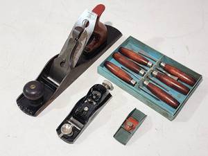 lot 171 image: (4) Assorted Woodworking Hand Tools
