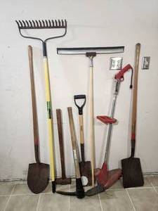 lot 125 image: Assorted Yard Tools