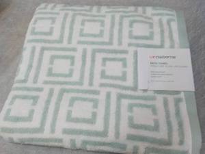 lot 2 image: Liz Claiborne Signature Plush Jacqu...