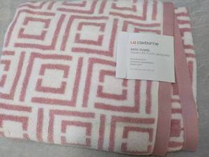 lot 10 image: Liz Claiborne Signature Plush Jacqu...