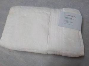 lot 13 image: Liz Claiborne Signature Plush Jacqu...