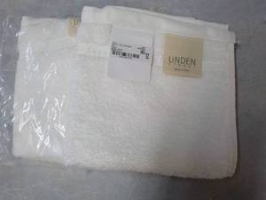 lot 25 image: 2 Linden White Washcloths...