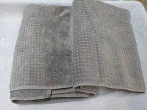 lot 26 image: 2 Madison Park Bath Towels 25 x 52...