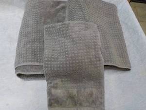 lot 27 image: 2 Madison Park Bath Towels 25 x 52...