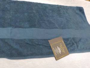 lot 34 image: Fieldcrest Heritage Oversized Spa B...