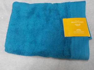 lot 51 image: Distant Lands 30 x 54 Bath Towel...