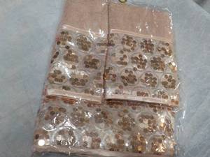 lot 64 image: 3 pc Towel Set...