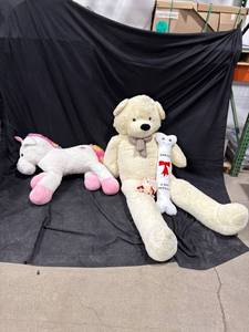 lot 0916 image: Giant Teddy Bear & Unicorn Plush