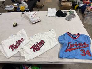 lot 0990 image: Minnesota Twins Apparel Lot