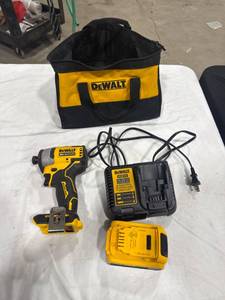 lot 1002 image: DeWalt 20V Impact Driver Kit