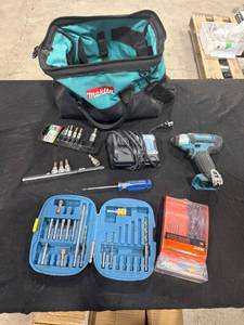 lot 1004 image: Makita Impact Driver Kit