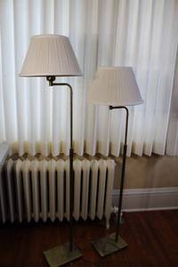 lot 11 image: Set of 2 Adjustable Floor Lamps and Vintage Wooden Side Table