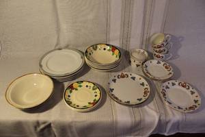 lot 14 image: Assorted Porcelain Dinnerware Collection from Porsgrund Norway and Stangl Pottery