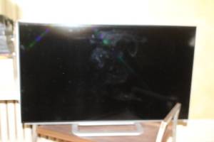 lot 17 image: Vizio 39-Inch LED TV Model M422i-B1 with Stand and Manual