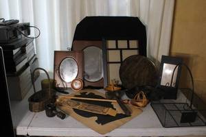 lot 19B image: Vintage Decor and Collectibles Lot with Frames, Baskets, and Accessories