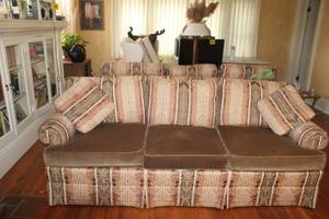 lot 21 image: Henredon Custom Folio Collection Upholstered Sofa with Pillows