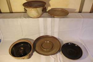 lot 38 image: Set of 5 Handcrafted Stoneware Pottery Bowls and Plates with Artist Mark