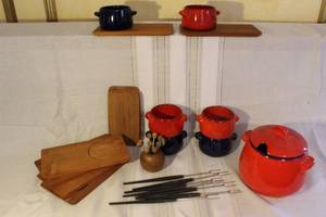 lot 55 image: Vintage Gerz Fondue Set with Ceramic Pots, Wooden Boards, and Fondue Forks