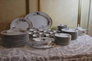 lot A-66 image: Noritake Gardena 3056 Fine China Dinnerware Set with Floral Pattern