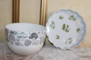 lot 78 image: Finel Finland Enamel Bowl and Parsley Oven to Table Bake Dish