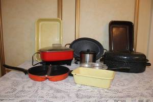 lot 80 image: Vintage Kitchen Cookware Collection with Electric Skillet, Crock-Pot, and Bakeware