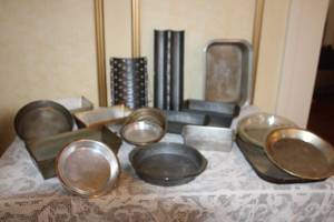 lot 89 image: Large Collection of Vintage Metal Baking Pans and Loaf Tins