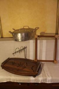 lot 98 image: Aluminum Stock Pot with Lid, Wooden Fish Carving Board, and Vintage Rope Trivet Set