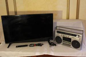 lot 101B image: Vizio 32-Inch HDTV with Remote and Vintage Toshiba Boombox