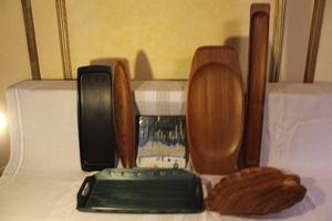 lot 111 image: Collection of 7 Vintage Wooden Trays and Handcrafted Ceramic Tile