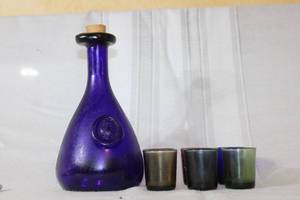 lot 118 image: Vintage Blue Glass Decanter with 6 Multi-Color Shot Glasses