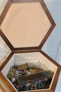 lot 138 image: Hexagonal Jewelry Box with Assorted Costume Jewelry