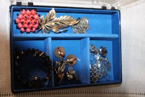 lot 140 image: Assorted Vintage Jewelry Collection with Box