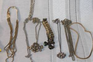 lot 141 image: Collection of Vintage and Modern Costume Necklaces and Bracelets