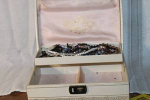 lot 150 image: Vintage Jewelry Box with Assorted Beaded Necklaces