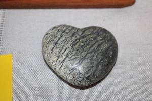 lot 185 image: Vintage Hall Blue Mugs with Wooden Holders and Decorative Stone Heart