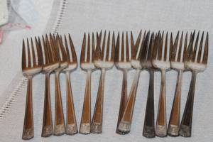 lot 194 image: Collection of Vintage Silverplate Flatware including Serving Pieces, Forks, and Spoons