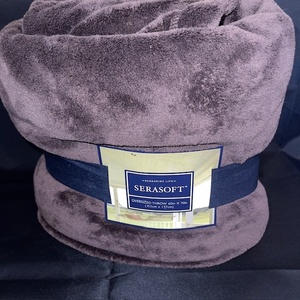 lot 321 image: Serasoft Oversized Throw Blanket and Woven Decorative Throw