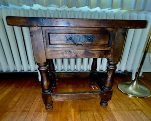 lot 340 image: Solid Wood End Table with Drawer and Turned Legs