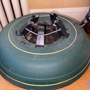 lot 344 image: Heavy Duty Green Plastic Christmas Tree Stand with Lever Lock