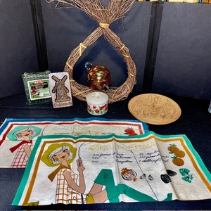 lot 277 image: Vintage Kitchen Decor Lot with Linens, Wood Plaque, Ceramic and Glass Accents
