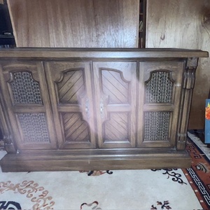 lot 279 image: Vintage Magnavox Wood Console Stereo Cabinet with Radio and Turntable