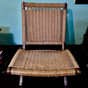 lot 286 image: Vintage Woven Cord Folding Chair with Wooden Frame
