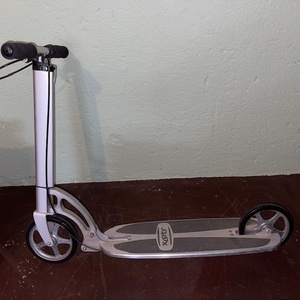 lot 287 image: Sharper Image Xootr Adult Kick Scooter Aluminum Frame