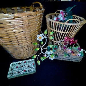 lot 296 image: Lot of Vintage Wicker Baskets and Floral Decor Items