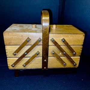 lot 298 image: Vintage Wooden Accordion Sewing Box with Handle and Contents