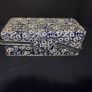 lot 312 image: Vintage Floral Tin with Assorted Metal Cookie Cutters