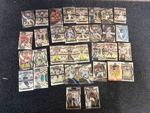 lot 5 image: Large Lot Of Nfl Football Cards