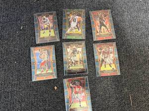 lot 7 image: 7 Nfl Football Cards